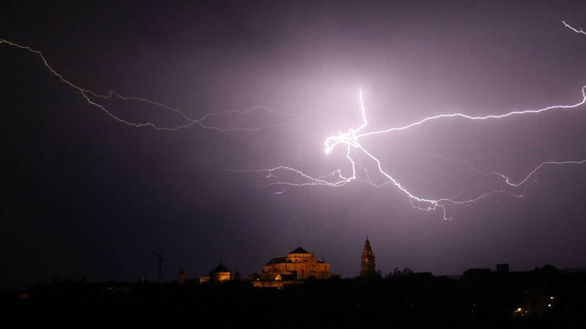 amenaza de tormenta eléctrica intensa